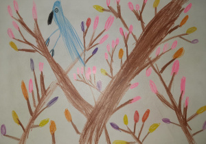 Korona różnobarwnie kwitnądego drzewa, na gałęzi niebieski ptak.