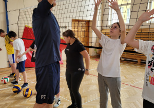 Siatkarz, Paweł Zagumny pokazuje uczniom właściwą pracę z piłką.