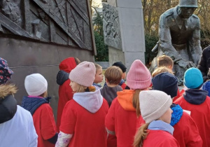 Dzieci gromadzą się przy pomniku Sapera.