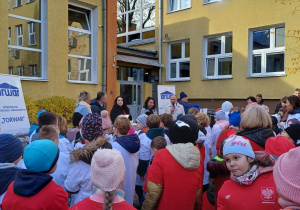 Pan Aleksander Ferens - Burmistrz Dzielnicy Śródmieście spotkał się z uczestnikami biegu niepodległości na wewnętrznym placu szkoły.