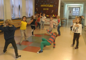 Zabawy taneczne uczniów.