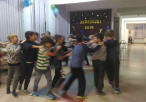 Uczniowie tańcząc tworzą 