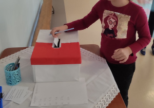 Dziewczynka oddaje głos w wyborach do Rady Małego Samorządu Uczniowskiego.