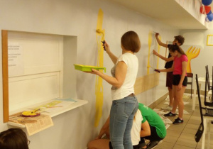Uczniowie malują łyżki.