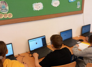 Uczniowie rozwiązują zadania na komputerach w ramach programu zeszyt.online. fot. Małgorzata Gałązka