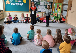 Przedszkolaki oglądają przedstawienie przygotowane przez uczniów klasy 3b pod kierunkiem p. Szewczyk.