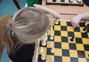 Przedszkolaki próbują swoich sił w szachach.