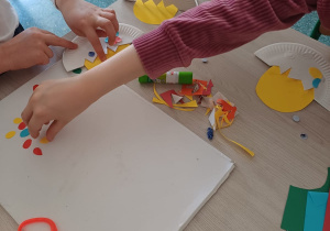Uczeń przykleja do kartki kształty wycięte z kolorowego papieru. fot. p. Dorota Pietrzak