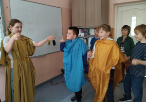 Scenka z życia starożytnych Greków - uczniowie w strojach naśladujących ubiór tamtej epoki.