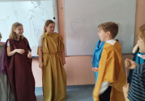 Scenka z życia starożytnych Greków - uczniowie w strojach naśladujących ubiór tamtej epoki..