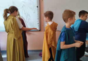 Scenka z życia starożytnych Greków - uczniowie w strojach naśladujących ubiór tamtej epoki.