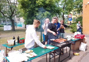 Nauczyciele i rodzice przygotowują potrawy z grilla w czasie Majówki. fot. p. K. Sobczyk