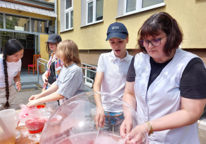 Nauczycielka przygotowuje watę cukrową na patyku. fot. p. K. Sobczyk