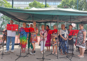 Zespół muzyczny śpiewa piosenki. fot. p. K. Sobczyk