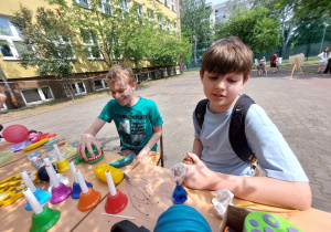 Uczniowie manipulują zabawkami sensorycznymi. fot. p. K. Sobczyk