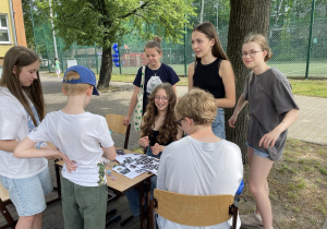 Uczennica wykonuje tatuaż. fot. A. Niewczas