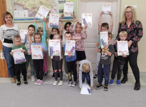 Wręczenie dyplomów i słodkich upominków nowym Świetliczakom.
