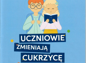 Na niebieskim tle znajduje się rysunek chłopca i dziewczynki. Chłopiec z plecakiem na plecach. Dziewczynka z książką w rękach.