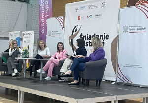 Na scenie siedzą: prowadząca Aleksandra Szutenberg oraz Mistrzynie: Otylia Jędrzejczak, Weronika Nowakowska, Anna Kiełbasińska i Irmina Mrózek-Gliszczyńska.