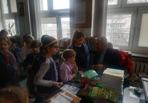 Chętni uczniowie zakupujący książki z imienną dedykacją autora.