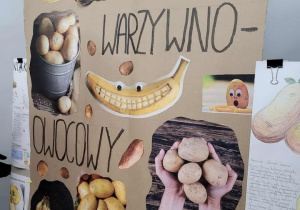 Na zdjęciu widać dużą, kolorową tablicę wykonaną z tektury, będącą plakatem na szkolny „Dzień warzywno-owocowy”. Na plakacie widnieje duży, ręcznie napisany tytuł oraz liczne ilustracje warzyw i owoców – głównie ziemniaków i bananów.