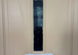 Zdjęcie jasnych drzwi. Nad szybką niebieski napis IA. Pod szybą, obok klamki kartka z napisem "Uczniowie tej klasy biorą udział w projekcie Fundacji Uniwersytetu Dzieci".