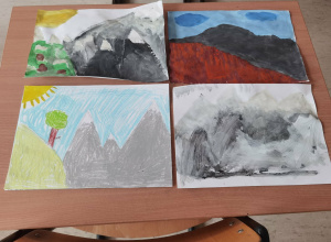 Prace uczniów przedstawiające pasma górskie.