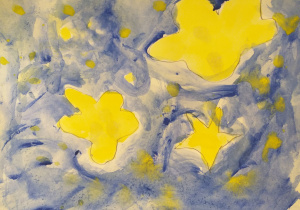 Autorem pracy jest Piotr Sapieżyński, uczeń klasy 3b. Obraz powstał podczas słuchania „Sonaty księżycowej „ Ludwiga van Beethovena. Przedstawia rozgwieżdżone nocne niebo. Głównym elementem są żółte, nieregularne gwiazdy- jedna przypomina klasyczną pięcioramienną, pozostałe mają bardziej obłe, chmurkowate kształty. Tło w odcieniach niebieskiego i bieli namalowane dynamicznymi, wirującymi pociągnięciami pędzla tworzy efekt głębi i ruchu. Obraz wykonany jest farbą plakatową, ale miękkie przejścia kolorów i delikatne rozmycia przypominają akwarelę. Całość sprawia wrażenie kompozycji marzycielskie i pełnej lekkości.