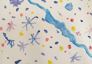 To praca autorstwa Nikoli Nowińskiej, uczennicy klasy 3b. Powstała podczas słuchania „Ody do radości” z IX Symfonii Beethovena. Na obrazie widzimy lekką, radosną abstrakcję pełną kolorowych, swobodnych pociągnięć pędzla. Dominującym elementem jest szeroka, falująca niebieska linia biegnąca po przekątnej — przypomina strumień, wstęgę albo drogę prowadzącą przez całą kompozycję. Wokół niej pojawiają się liczne „wybuchy” koloru: gwiazdkowe, promieniste kształty w odcieniach niebieskiego, różowego i fioletowego. Między nimi rozsiane są drobne kropki, plamki pociągnięcia pędzla w żółci, czerwieni i różu, które przydają obrazowi lekkości i spontaniczności Całość wygląda jak zabawa kolorem i ruchem — bardzo swobodna, pełna energii, jak praca wykonana intuicyjnie, z dużą radością tworzenia.