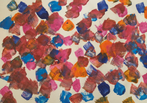 Autorką pracy jest Zuzanna Chmiel, uczennica klasy 3 b. Obraz powstał podczas słuchania IX Symfonii Beethovena. Na białym tle rozmieszczone są dziesiątki krótkich, energicznych pociągnięć pędzla w żywych kolorach: różowym, czerwonym, niebieskim, pomarańczowym i żółtym. Każdy ruch jest wyraźny, jakby wykonany płaskim pędzlem, dzięki czemu widać kierunek i fakturę farby. Kompozycja jest całkowicie swobodna — pociągnięcia nie tworzą konkretnego kształtu, lecz układają się w dynamiczny, radosny rytm. Kolory przeplatają się bez schematu, co nadaje całości spontaniczny, ekspresyjny charakter. Obraz wygląda jak czysta zabawa kolorem i ruchem, pełna energii i lekkości.