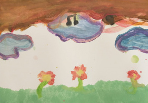 Obraz stworzony przez Magdalenę Szczepańską, uczennicę klasy 3b, podczas słuchania muzyki Beethovena. Widać na nim pogodną, dziecięcą scenę namalowaną żywymi kolorami. Dolną część zajmuje zielona trawa, z której wyrastają cztery kwiaty — czerwono‑żółte, o prostych, grubych płatkach i zielonych łodygach. Nad nimi unoszą się niebieskie chmurki obrysowane różem i fioletem, co nadaje im bajkowy, fantazyjny charakter. Górna część obrazu jest wypełniona brązową plamą, przypominającą koronę drzewa albo ciepłe, zachodzące niebo. Z tej brązowej przestrzeni „zwisają” dwa czarne symbole nut, jakby muzyka była częścią krajobrazu. Całość jest radosna, pełna wyobraźni i swobodnej ekspresji — wygląda jak świat, w którym natura i muzyka przenikają się w zabawny, kreatywny sposób.