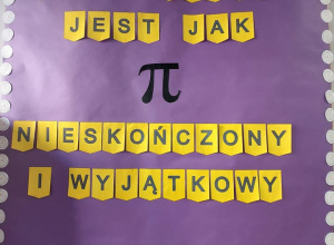 Na zdjęciu widać dekoracyjną gazetkę szkolną przygotowaną z okazji Dnia Liczby π. Tło plakatu jest fioletowe, a wokół znajduje się ozdobna ramka z białych kółek z symbolem π.