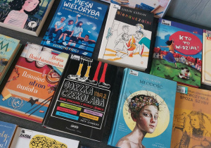 Kącik czytelniczy „W zdrowym ciele zdrowy duch”. Na stoliku leżą różnorodne książki, które warto przeczytać.