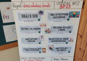 Plakat „Recepta na dobre samopoczucie”. Zawiera następujące treści: dbaj o sen, odżywiaj się zdrowo, bądź aktywny fizycznie, dbaj o pozytywne nastawienie, pielęgnuj relacje z innymi, znajdź czas na swoje zainteresowania, bądź życzliwy dla innych, zachowaj równowagę między pracą a odpoczynkiem.