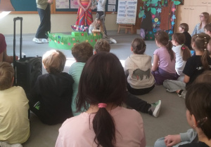 Przedstawienie „Osiołek Wesołek i Kura Ponura” Na pierwszym planie dzieci siedzą na dywanie i oglądają przedstawienie. Z tyłu widzimy czworo dzieci przebranych za: kurę, osiołka, gospodynię i gospodarza.