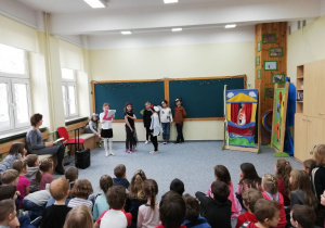 Przedstawienie przygotowane przez dzieci z klasy 2b pt. „Mucha, która szukała przyjaciela”.