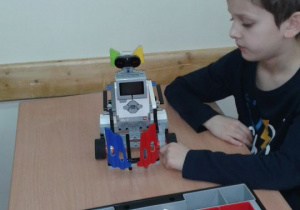 Uczeń konstruuje robota.