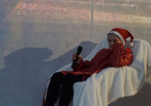 Scrooge oczekuje na przybycie kolejnego Ducha Świąt.