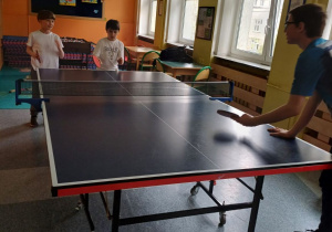 Uczniowie trenują grę w ping - ponga. fot. p. Dorota Pietrzak.
